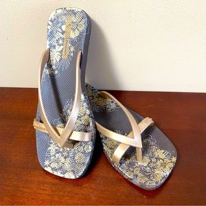 Ipanema Sandals Size 9 Gold Brown